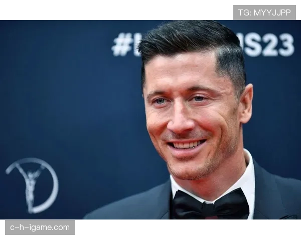 莱万多夫斯基家庭生活状态回顾,揭示足球巨星赛场外的温馨时光 莱万多夫斯基家庭生活状态回顾,揭示足球巨星赛场外的温馨时光